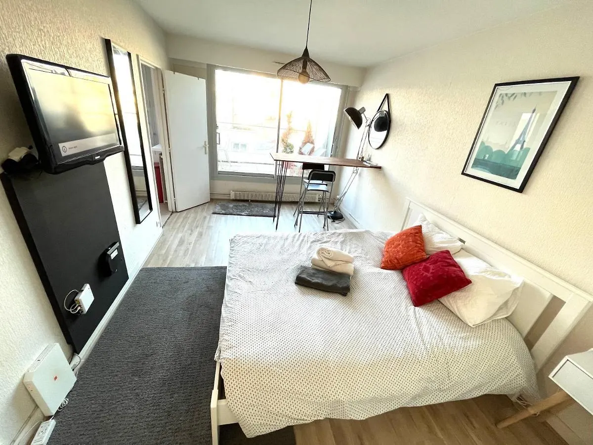 Tour Eiffel Studio Lumineux Avec Terrasse. Апартаменты