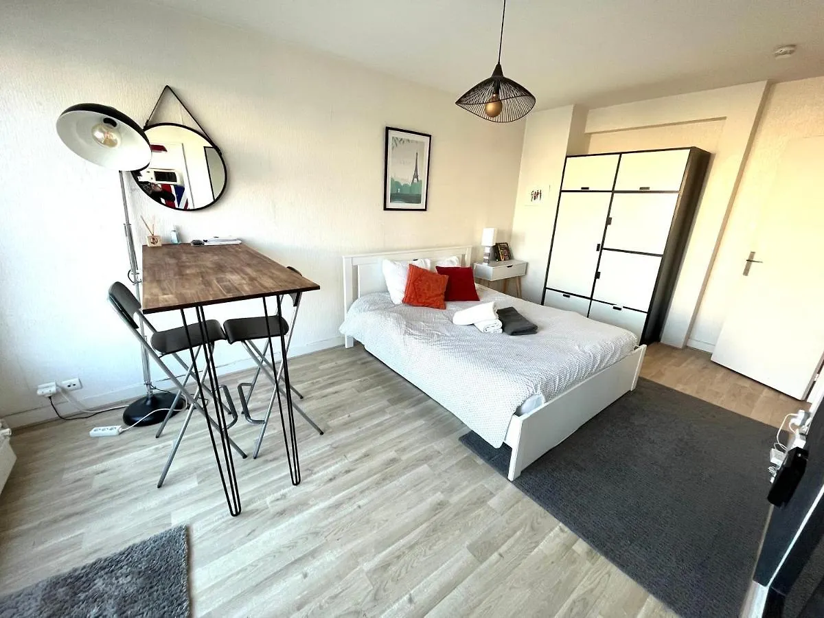 Апартаменты Tour Eiffel Studio Lumineux Avec Terrasse. *